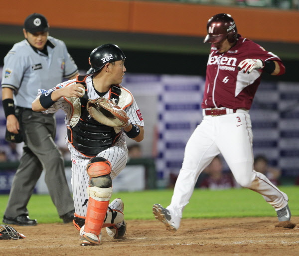 만루상황 내야 땅볼을 홈으로 송구해 위기를 넘기는 장면